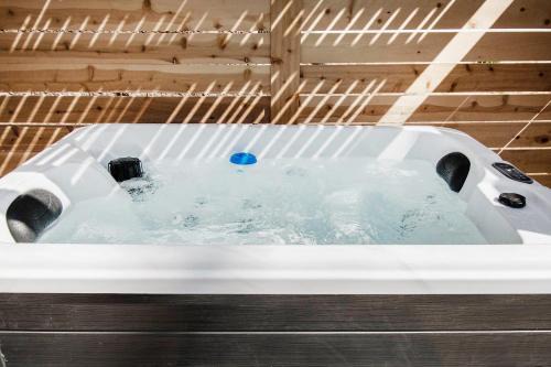 Aksarben - Elmwood Park Maison | Modern Lux King Suite, cozy Hot tub & Central Omaha!