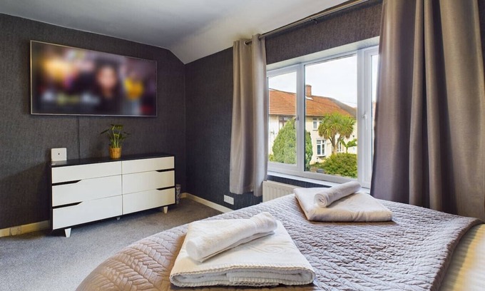 Becontree Maison | Modern Luxe 3BR House - Private Garden - Air Hockey