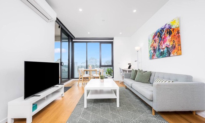 Heidelberg Heights Appartement | Modern Luxe Charm with Balcony Parking Gym
