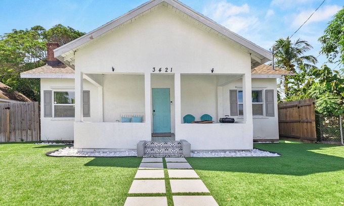 Palm Beach - West Palm Beach Maison | Modern Luxe Retreat w/Hot Tub: 5 Mins to Beach