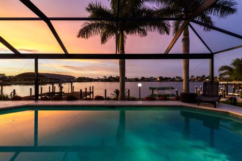 Eight Lakes Maison | Modern, Luxurious, Waterfront home with Heated Pool - Villa Dock Holiday - Roelens Vacations