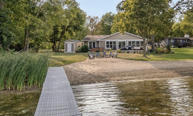 Jordan Maison | Modern Luxury 3bd Lake Home - Beach + Hottub ...5 Miles to Mystic Lake Casino