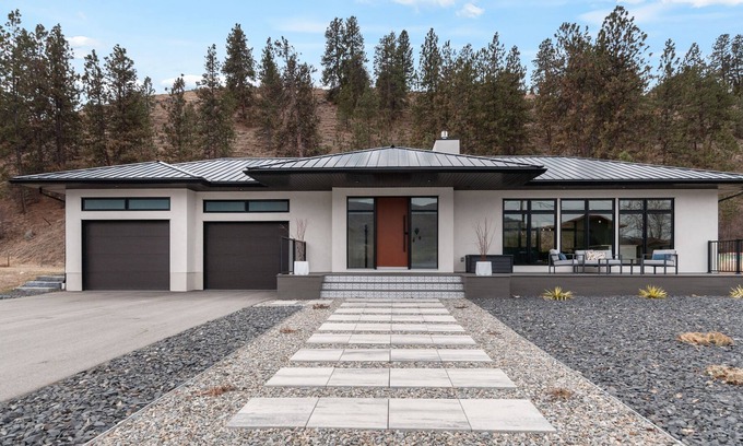 Okanagan-Similkameen Maison | Modern luxury family bungalow with direct access to Skaha Lake in Kaleden.