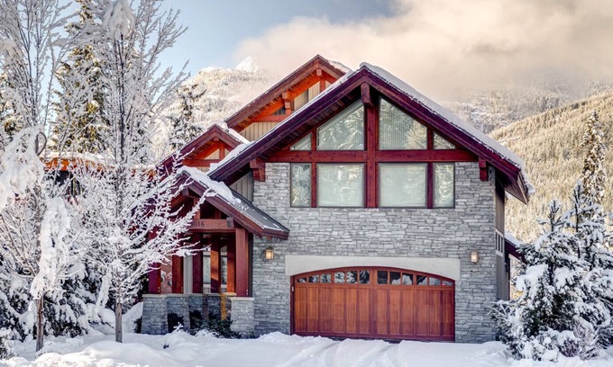 Whistler Maison | Modern Luxury Home in Whistler (Sleeps 10+)