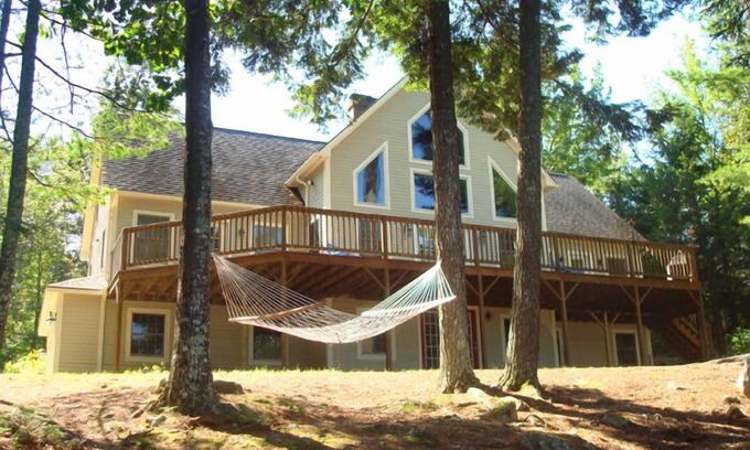 Raymond Maison | Accueil moderne et luxueux au bord du lac sur le lac Crescent, dans le Maine