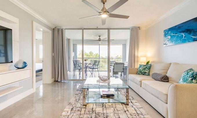 Jupiter Bay Copropriété | Modern Luxury, Waterfall, Pool, 1/2 mile to Beach