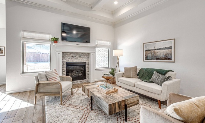 Edmond Maison | Modern Marvel in West Edmond: Luxury Living Redefined!
