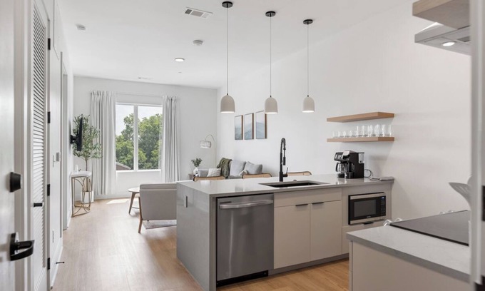 Inglewood Copropriété | Modern Mid-Term Stay at The Haysboro!