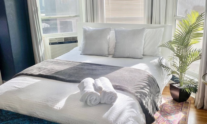Midtown Sacramento Appartement | Modern Midtown Victorian Studio near Downtown!