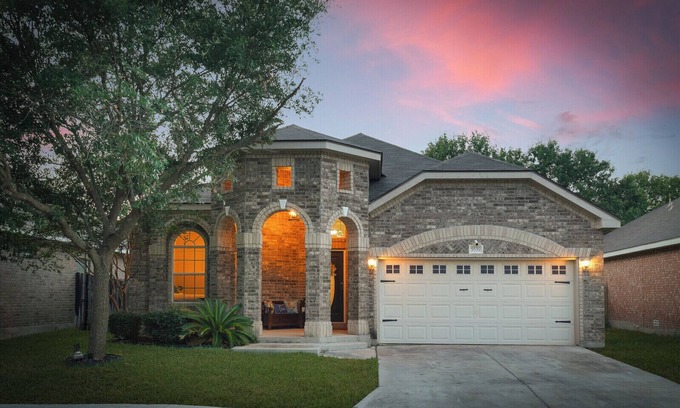 San Antonio Maison | Modern, minimalist home. Family-sized, smart home with backyard, pet-friendly!