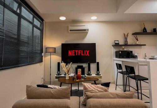 Larut Appartement | Modern Minimalist Home Retreat near Lake Garden