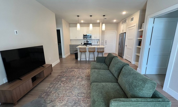 University Hills Appartement | Modern+Mins 2 DOWNTOWN+Furnished 2BD+2BTH+Pool+ Resort like!