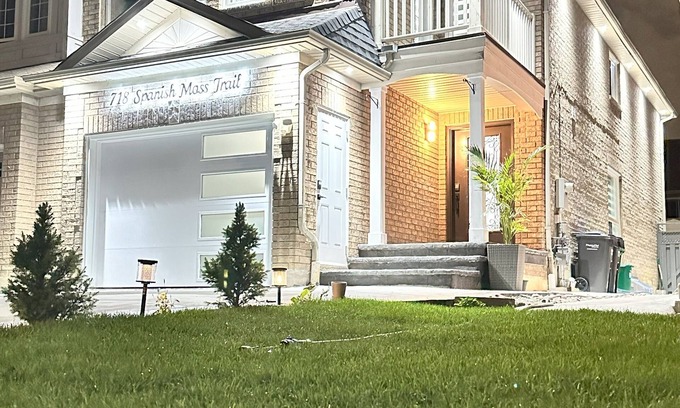Meadowvale Village Maison | Modern Mississauga home near airport with 2 parking spots, patio, & dining space