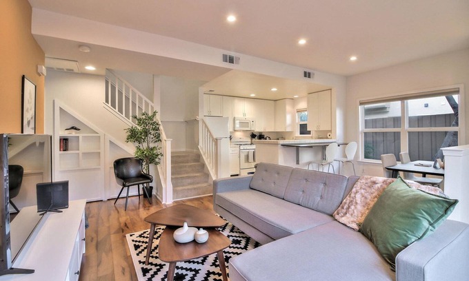 Mountain View Maison | Modern Mountain View 2BR w/ Patio & Vaulted Ceilings