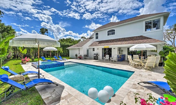 Palm River Estates Maison | Modern Naples Oasis with Saltwater Pool and Jacuzzi!
