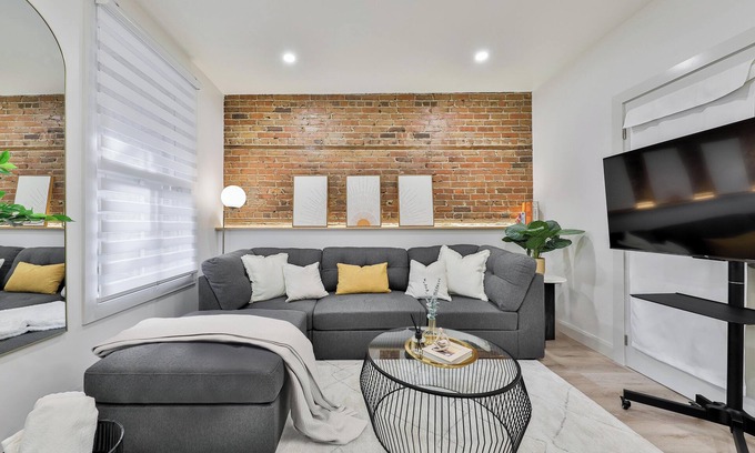 Plateau Mont Royal Appartement | Modern NEW Luxury ❤️ of Montreal, Street Parking