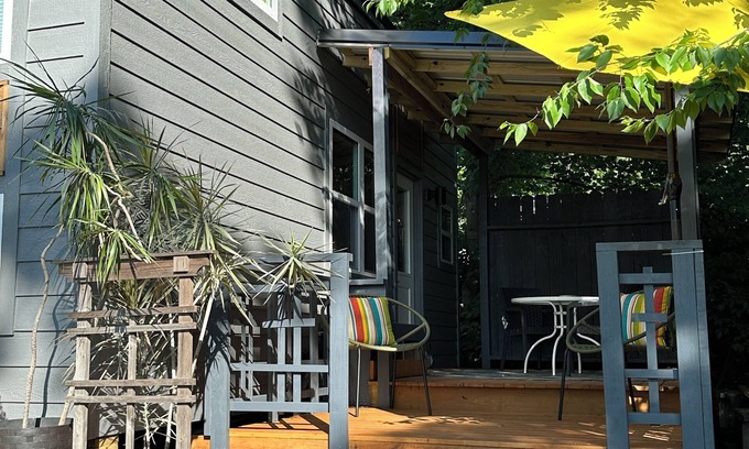 Cheat Lake Appartement | Modern "NEW" Tiny Home with Lake View