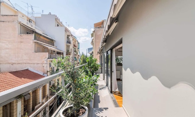 Kinosargous Appartement | Modern Oasis Build on Acropolis Ruins Free Parking