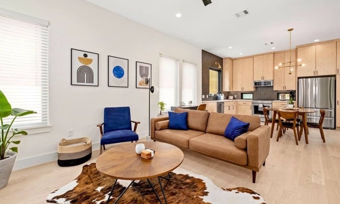 Elmhurst Heights Maison | Modern Oasis - Close to Downtown - Private Yard + 1 Car Garage