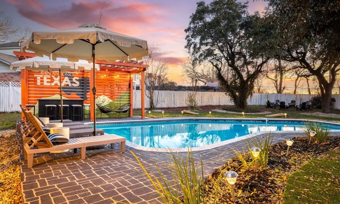 North San Antonio - SAT Maison | Modern Oasis! Pool, Mini-Golf, Game Room, Theatre!