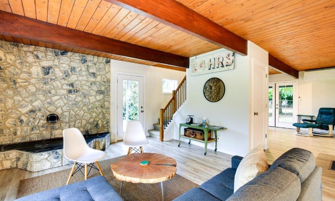 Carver Maison | Modern Oregon Getaway with Fireplace, Yard and Deck