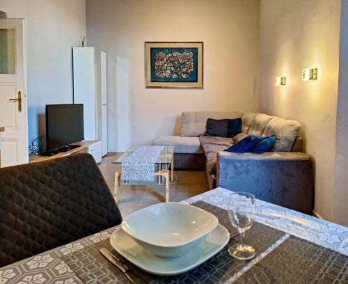 Szentimrevaros Appartement | Modern Parkside Garden View Apartment