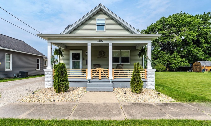 Ottawa Maison | Modern pet friendly house near Starved Rock! Fully fanced yard!