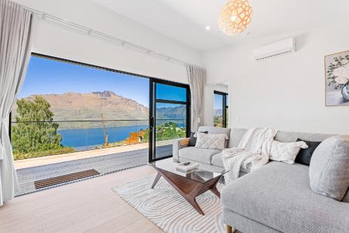 Fernhill Maison | Modern, Plush & Picturesque - Wynyard Top