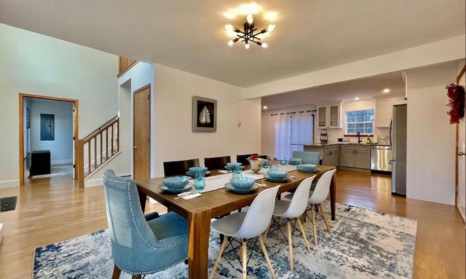 Albrightsville Chalet De Ski | Modern Poconos home, game room, pool, waterparks