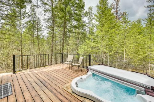 Polson Maison | Modern Polson Cabin with Deck Near Flathead Lake!