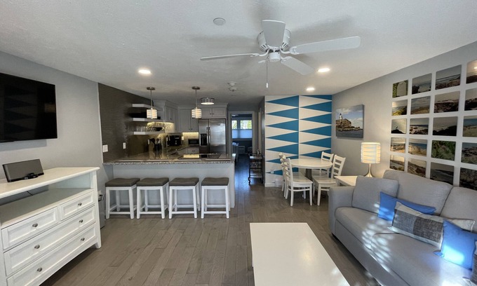 Ogunquit Copropriété | Modern, poolside Ogunquit 1br/1ba, just a 10 minute stroll into town.