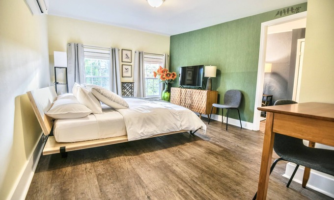 Lambertville Appartement | Modern Private Getaway on Main Street Lambertville