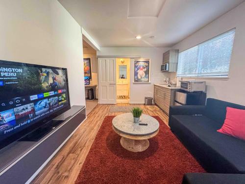 Cedar Heights Maison | Modern Private Guesthouse in Seattle