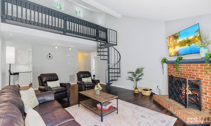 Mint Hill Maison | Modern Peaceful 3br/2b Ranch Fast WiFi Vast Fenced Yard+Deck+Fire Pit+Hammock!