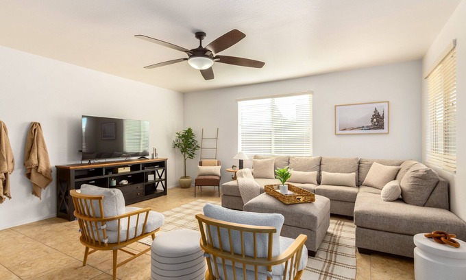 San Tan Valley Maison | Modern Queen Creek Home W/ Fire Pit! Dog Friendly!
