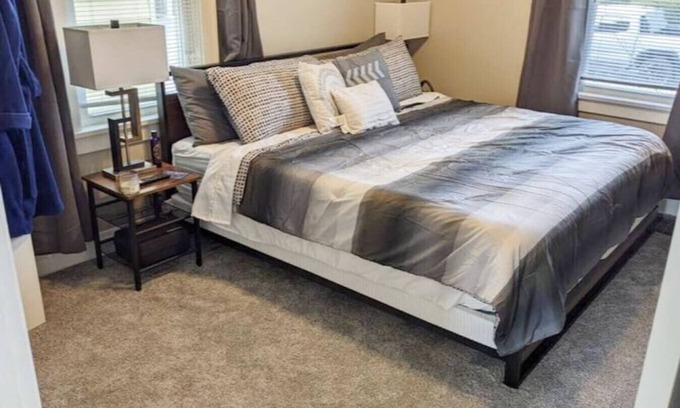 Moline Maison | Modern Quiet 1BR Desk & Fenced Yard by DT Moline