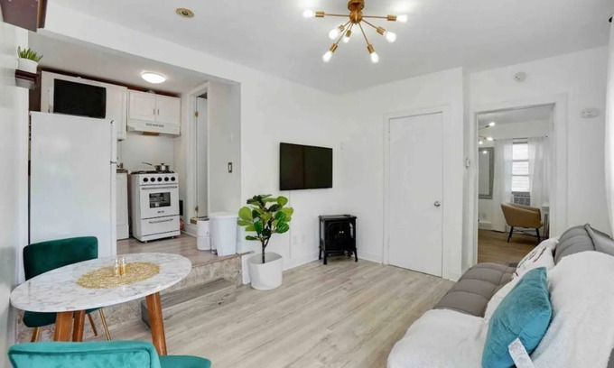 Prospect Park Appartement | Modern, Quiet Apt 30 min to NYC with Workspace, Private Patio & Parking.