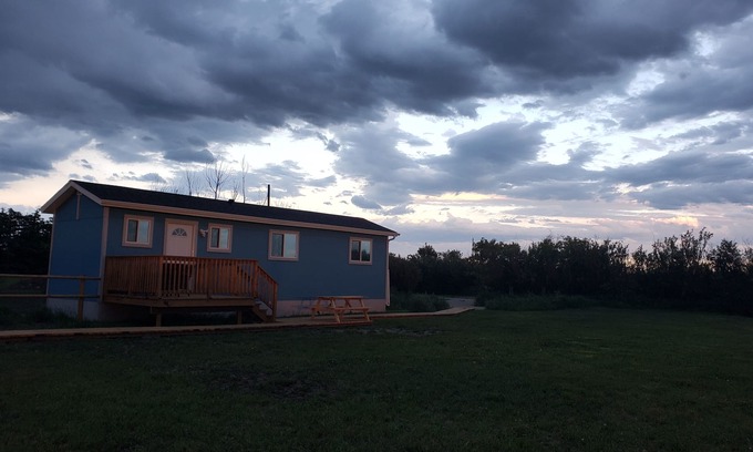 Vulcan County Cabine | Modern Quiet Cabin with Mountain Views.
