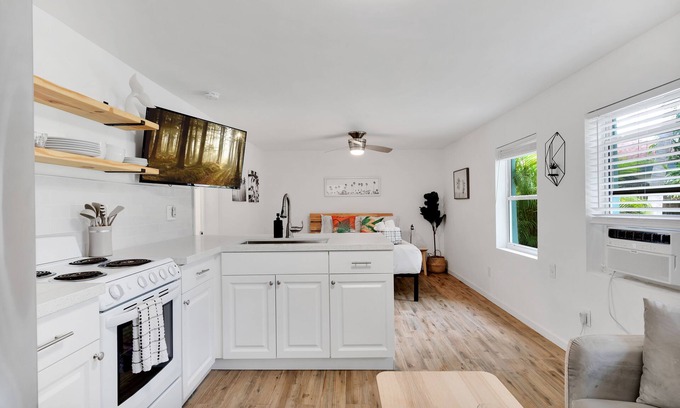 South Palm Park Neighborhood Association Copropriété | Modern, Quiet & Private Condo w/ Fenced Yard