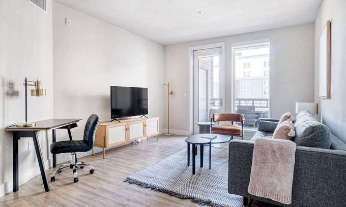 Centennial Appartement | Modern Redwood City 2BR w/ Gym, Parking, walk to Caltrain, by Blueground