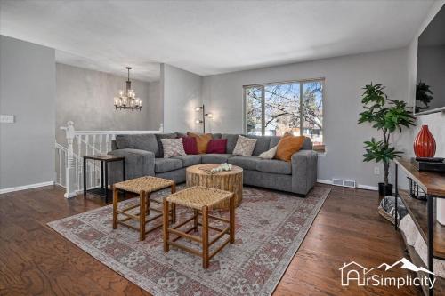 Northwest Arvada Maison | Modern Retreat W Game Room & Firepit