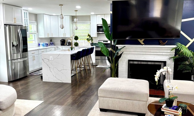 Hillcrest Heights Maison | Modern Retreat with Hot Tub, EV Charger, Fitness Room- 15 Mins to DC