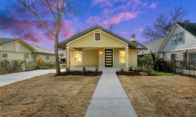 South Dallas - Fair Park Maison | Modern Retreat with Pool Table