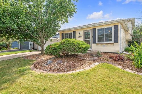 Orland Hills Maison | Modern Retreat with Private Pool & Yard, 10 mins to Tinley Ampitheatre home