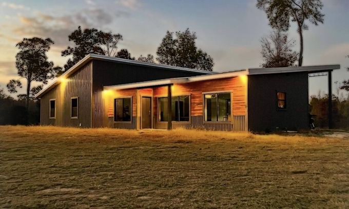 Bauxite Cabine | Modern Retreat with Stunning Views - 25 Mi to Little Rock!