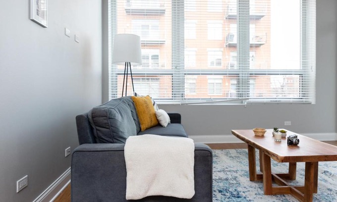 River West Appartement | Modern River West 2BR with W&D by Zencity