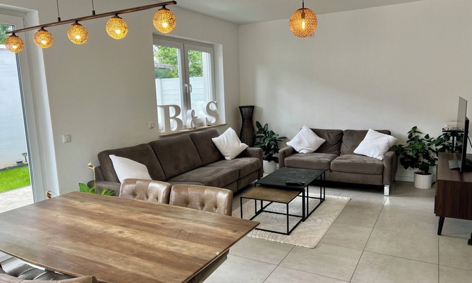 Biesdorf Maison | Modern Room in House w/Pool & Backyard. Easy & quick access to City Center