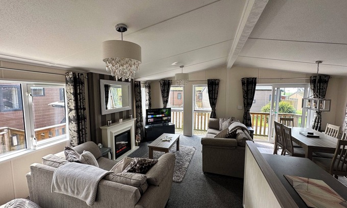 Torthorwald Cabine | Modern rural lodge close to Dumfries
