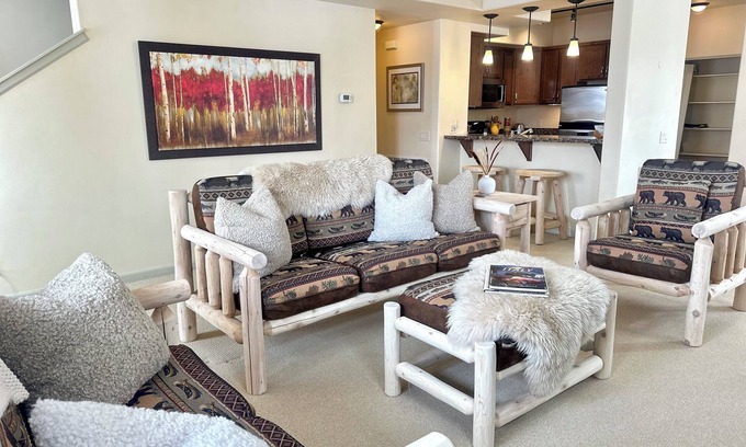 Hailey Maison | Modern Rustic 3 Bedroom with Pool, Hottub and Fitness Center