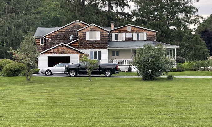 Wells Bridge Chalet De Ski | Modern Rustic 5 Bedroom Home In the Foothills of the Catskills Mountains. 5 ⭐️